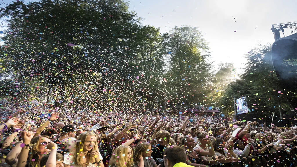 Publikum i konfettiregn foran scenen på Smukfest