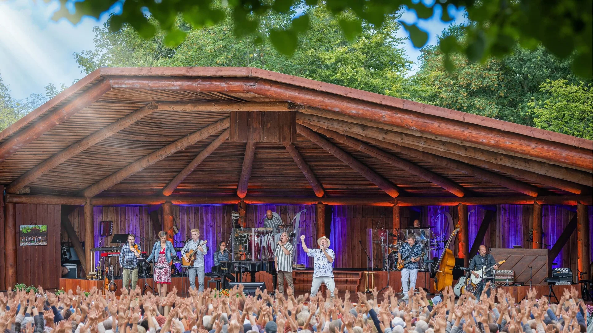 Koncert på Mariehavens overdækkede scene foran et stort publikum